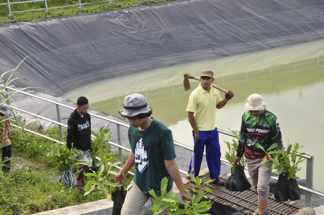 Tiga Dosen Fakultas Kehutanan UGM Dampingi Penanaman 3500 Bibit