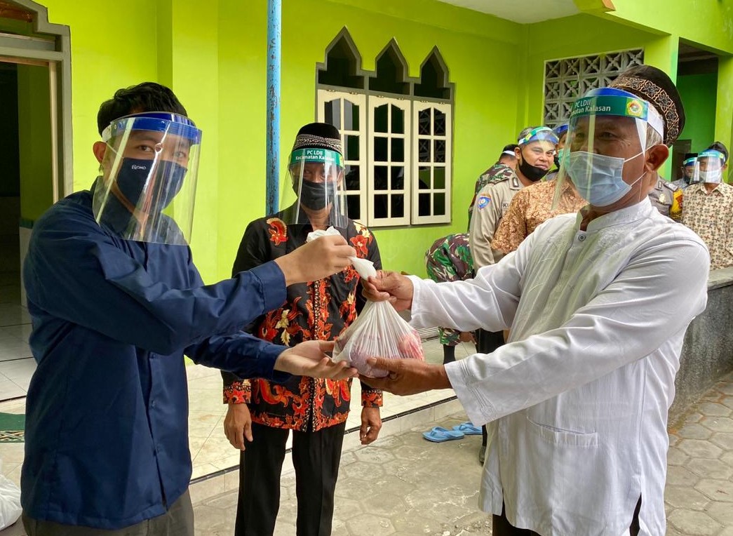 Kepala Desa Purwomartani Kalasan serahkan Kurban LDII Kalasan secara simbolis