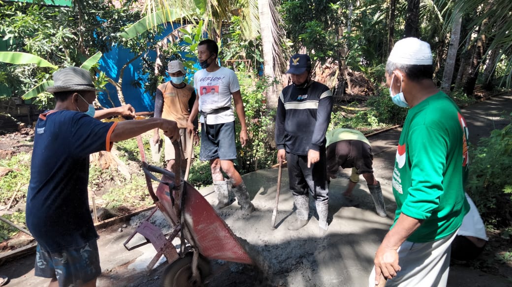 Distribusi material beton dengan angkong (foto : Lines Kulon Progo)