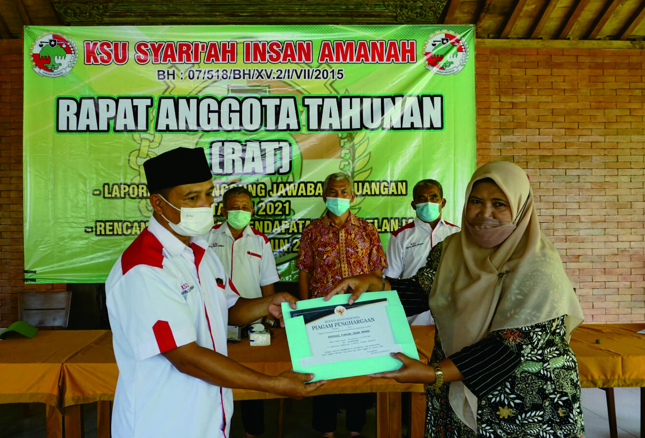 KSU Syariah Insan Amanah Mendapatkan Piagam Penghargaan Bupati Gunungkidul