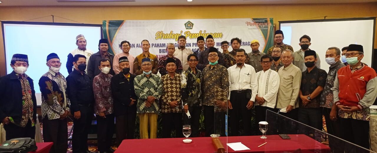 Peserta Diskusi Kemenag Berfoto Bersama