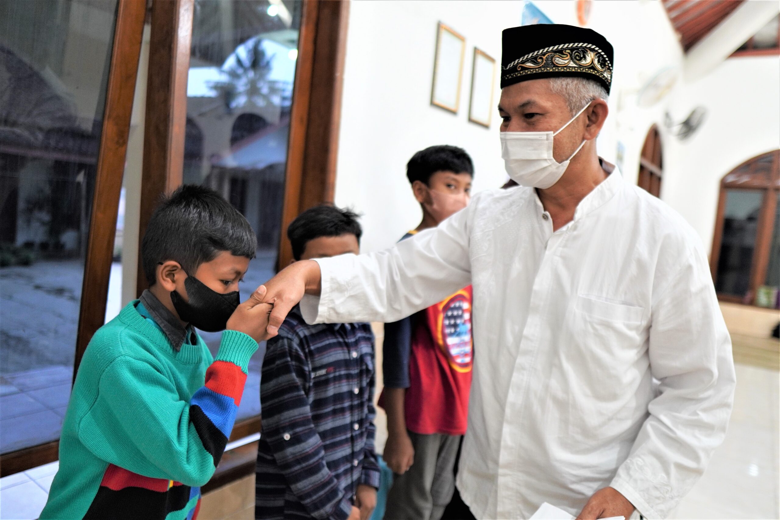 Penyerahan Santunan Anak Yatim oleh Ketua Yayasan CBU, Agus Hermanta 
