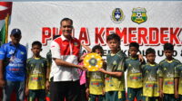 Ketua FORSGI DIY Yulianto Hadi menyerahkan piala juara 1 kategori U 12