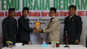 Penyerahan Cinderamata Temu Usaha Bersama