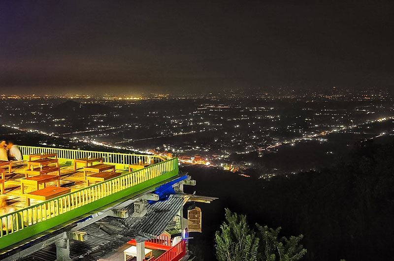 Wisata Malam Jogja: Bukit Bintang Patuk (IG: @naura_tourtravel.jogja)