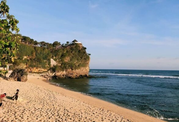 Menikmati Keindahan Pantai Pok Tunggal (IG: @pantaipoktunggal.id)