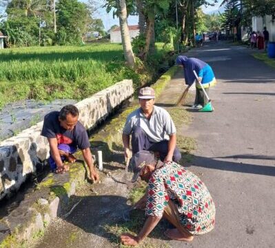 Warga Selomartani Bersihkan Lingkungan Sekitar
