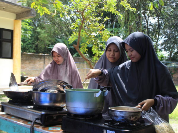 Santri Putri Mempraktekkan Keterampilan Memasak