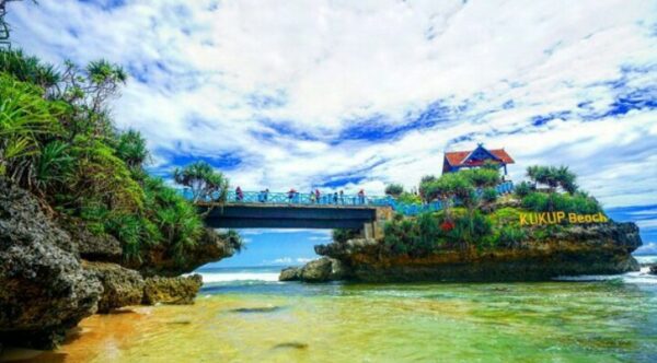 Kukup Beach dan Daya Tariknya (piknikwisata.com)