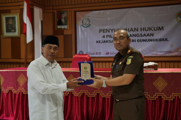 Wahono Menyerahkan Cendera Mata dari LDII kepada Kepala Kejaksaan Negeri Gunungkidul Rinaldi Umar