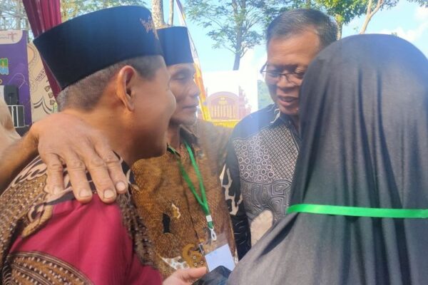 Warga Transmigran Sambang Desa ke Sermo Kulon Progo (foto: Kompas)