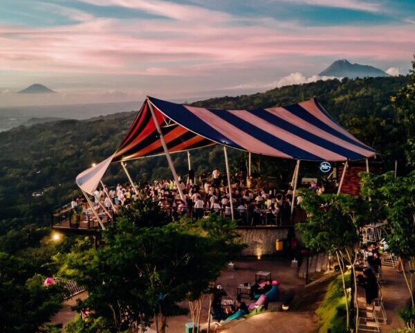 Nyunset Asyik di Atas Obelix Hills Jogja (IG: @obelixhills)