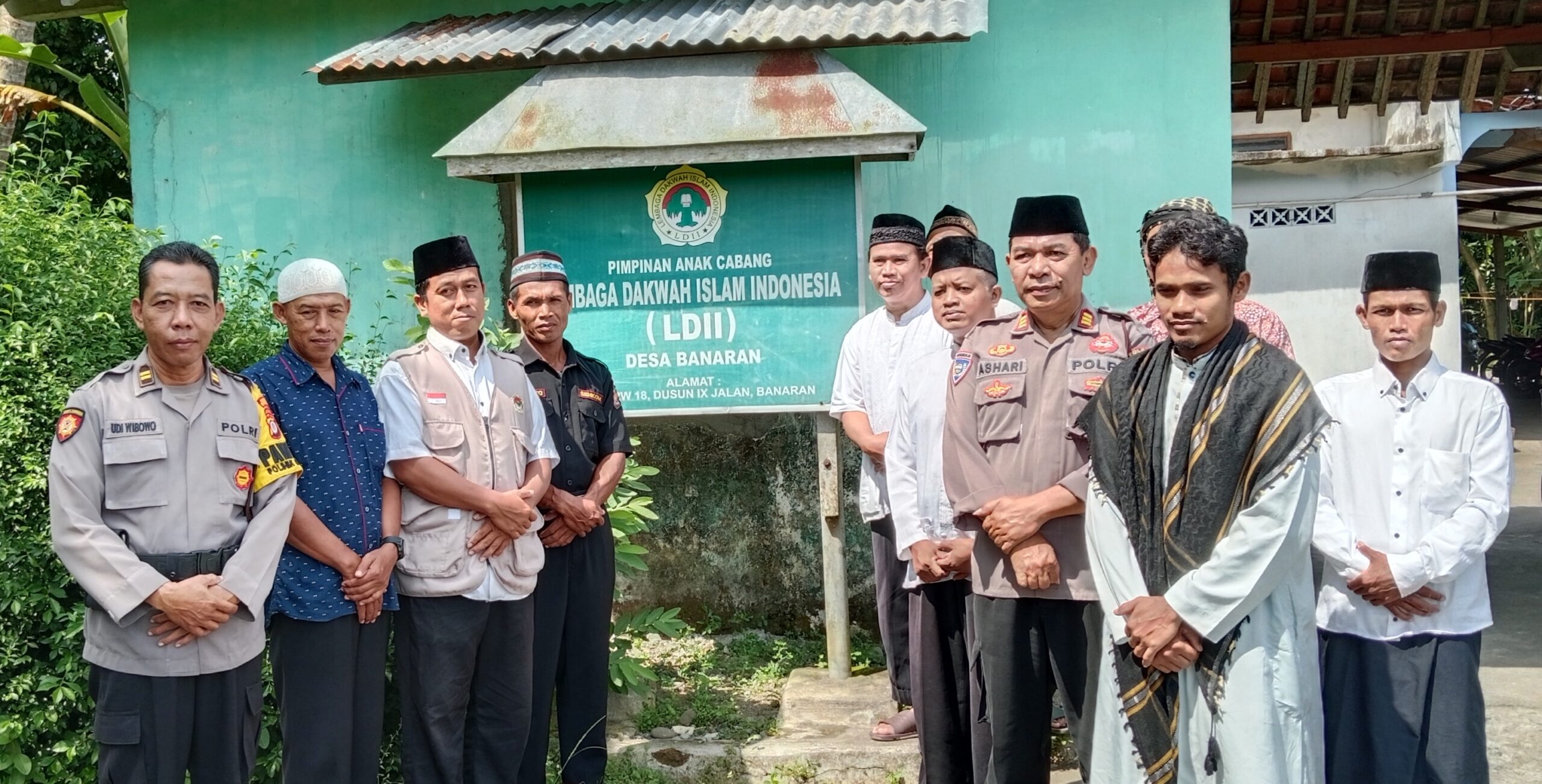Berfoto bersama usai Safari Shalat Jumat di masjid Al barokah Banaran