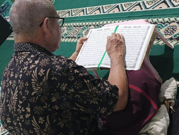 Salah Satu Warga yang Semangat Beribadah untuk Meraih Lailatul Qadar