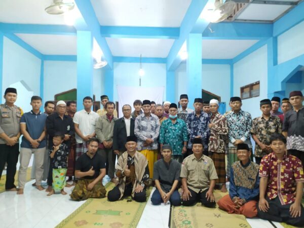 Perangkat Kalurahan Karangtalun bersama Masyarakat di Masjid Al-Ikhsan