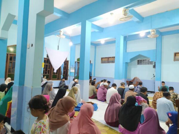 Masyarakat Mendengarkan Tausyiah Kesra Karangtalun