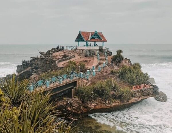 Pantai Kukup yang Khas dengan Gazebo di Atas Pulau (IG: @jogjascenery)