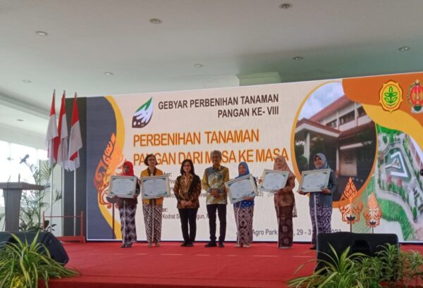 Sumarsini Bersama 4 Perempuan Berprestasi dan Berjasa Menerima Penghargaan dari OASE-KIM