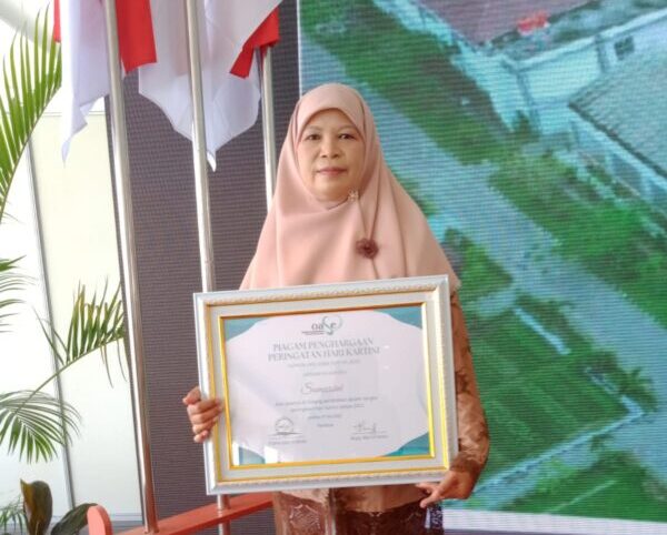 Sumarsini Membawa Penghargaan sebagai Perempuan Berjasa dan Berprestasi Bidang Pendidikan