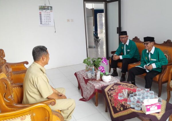 Sumpeno (Ketua) dan Slamet Sholihin (Sekretaris) dalam Audiensi dengan Panewu Karangmojo