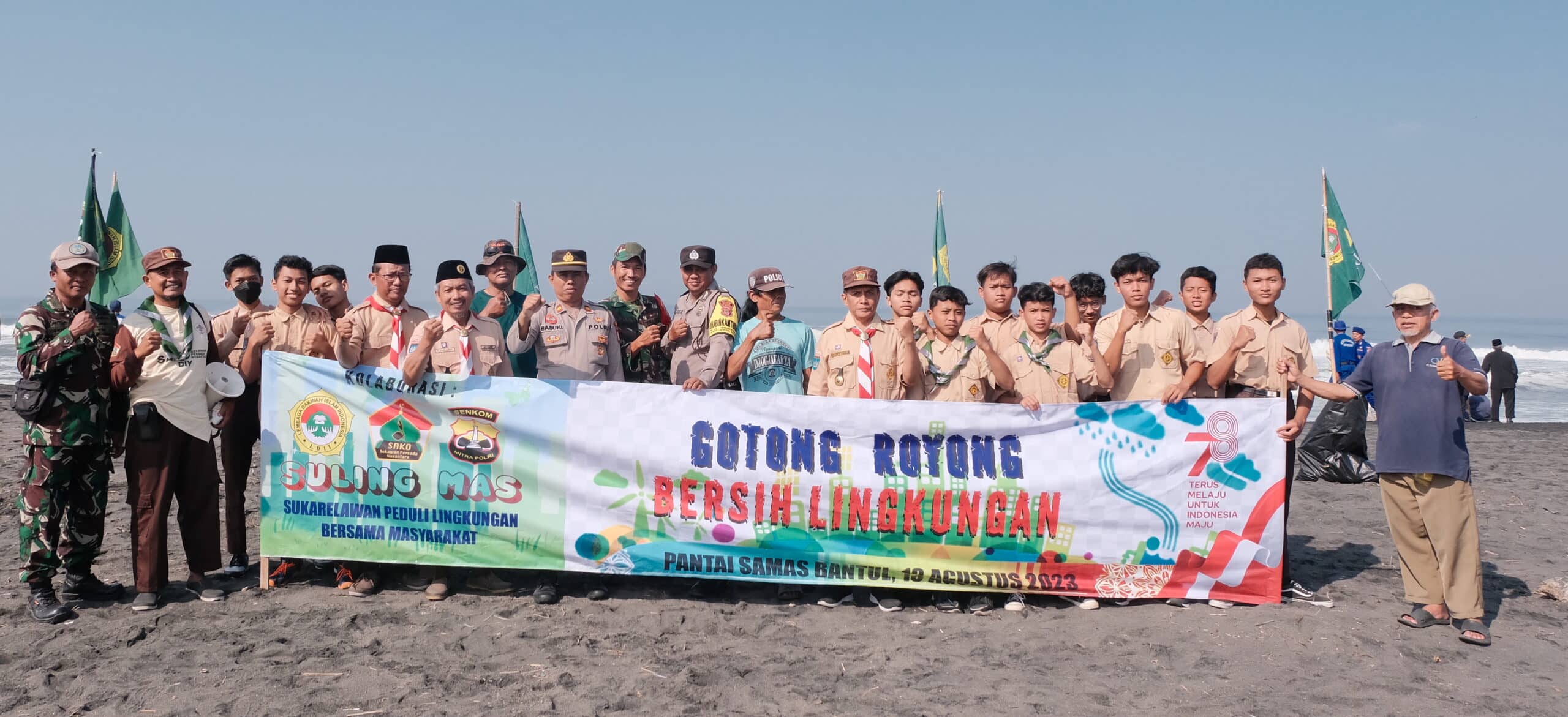 Suling Mas Bersihkan Puluhan Karung Sampah di Pantai Samas