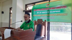 Sarji saat Memberikan Materi Pelatihan Budi Daya Ayam Kampung