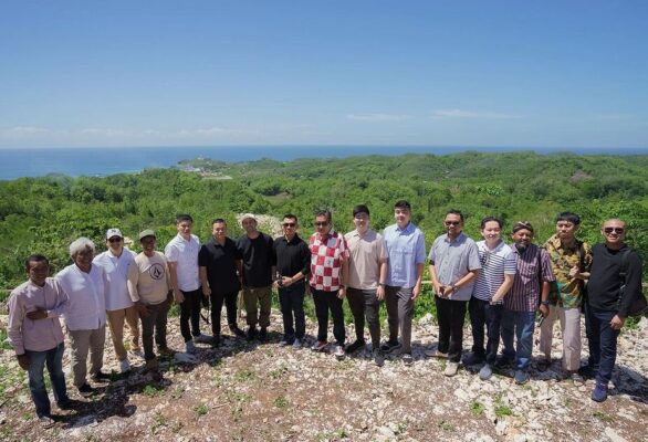 Raffi Ahmad bersama Bupati Gunungkidul, tim investor, dan jajaRANS di Pantai Krakal (IG: @raffinagita1717)