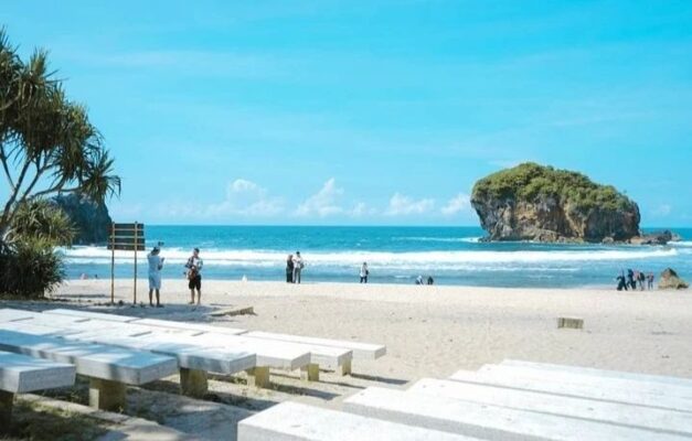 Hamparan Pasir Putih Pantai Jungwok (@jungwok_beach)