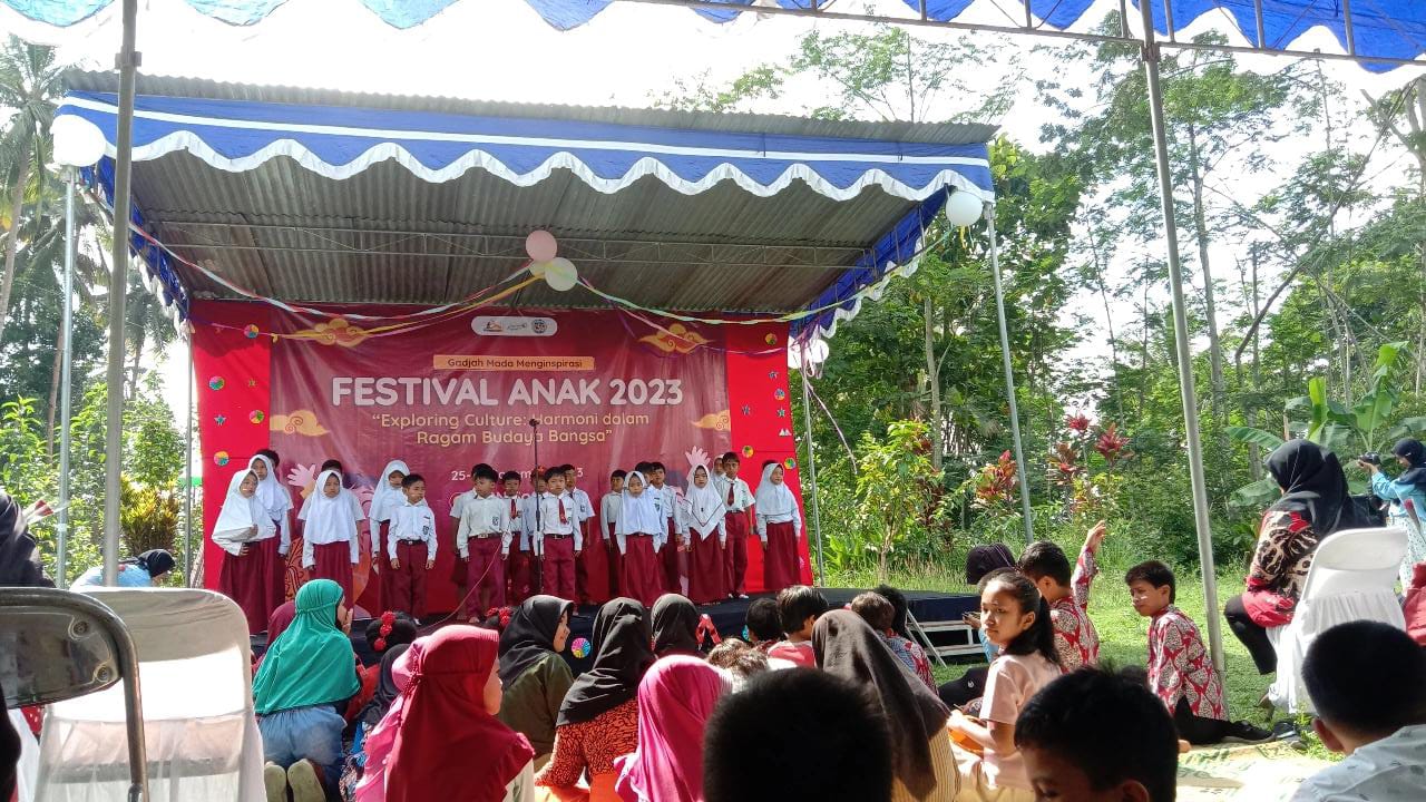 Peserta didik SD Negeri Somoitan menyanyikan lagu spesial hari guru.