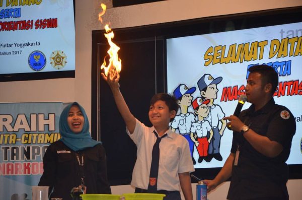 Demo Sains di Science Theater (IG @tamanpintar_yogyakarta)