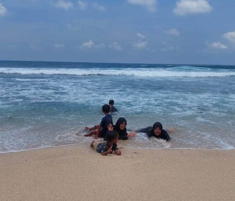 Keseruan Bermain Air di Pantai