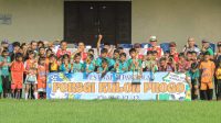 Para pemain dan official FORSGI Kulon Progo berfoto bersama sebelum fetival sepak bola