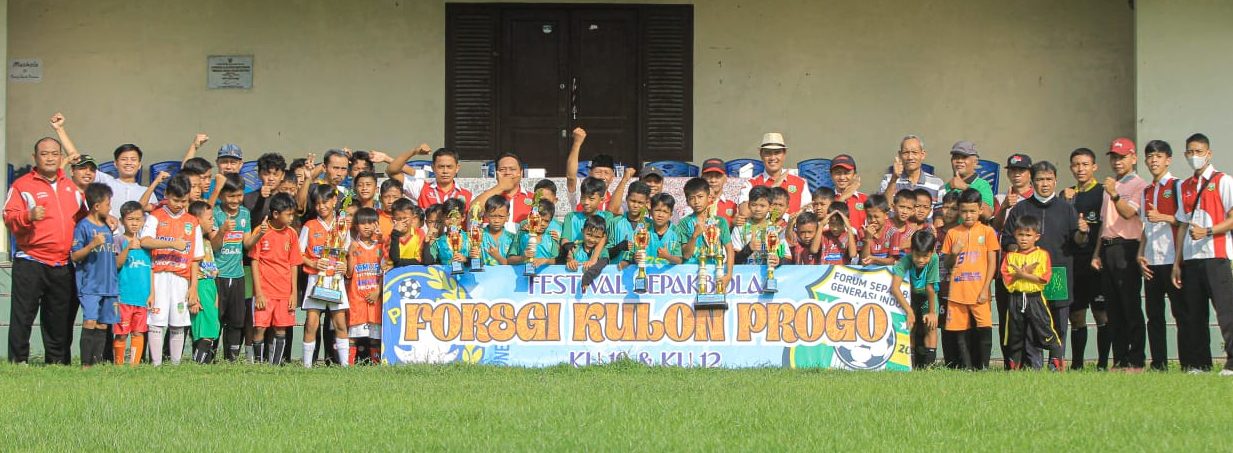 Para pemain dan official FORSGI Kulon Progo berfoto bersama sebelum fetival sepak bola