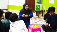 Pemateri ajak remaja untuk belar menjahit dengan tangan di acara handcraft class