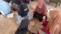Remaja Putri Ngemplak Membuat Kerajinan Tangan dari Manik-Manik