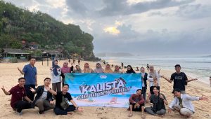 Peserta Kalista Berfoto Bersama di Pantai Sepanjang
