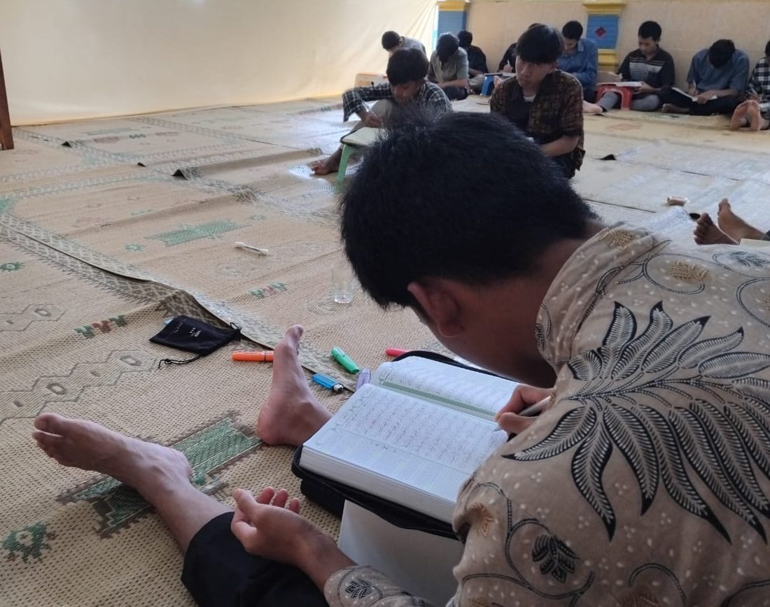 Salah satu Santri sedang mengikuti sesi Pondok pesantren liburan sekolah di Ponpes bani kadarusman pucanggading