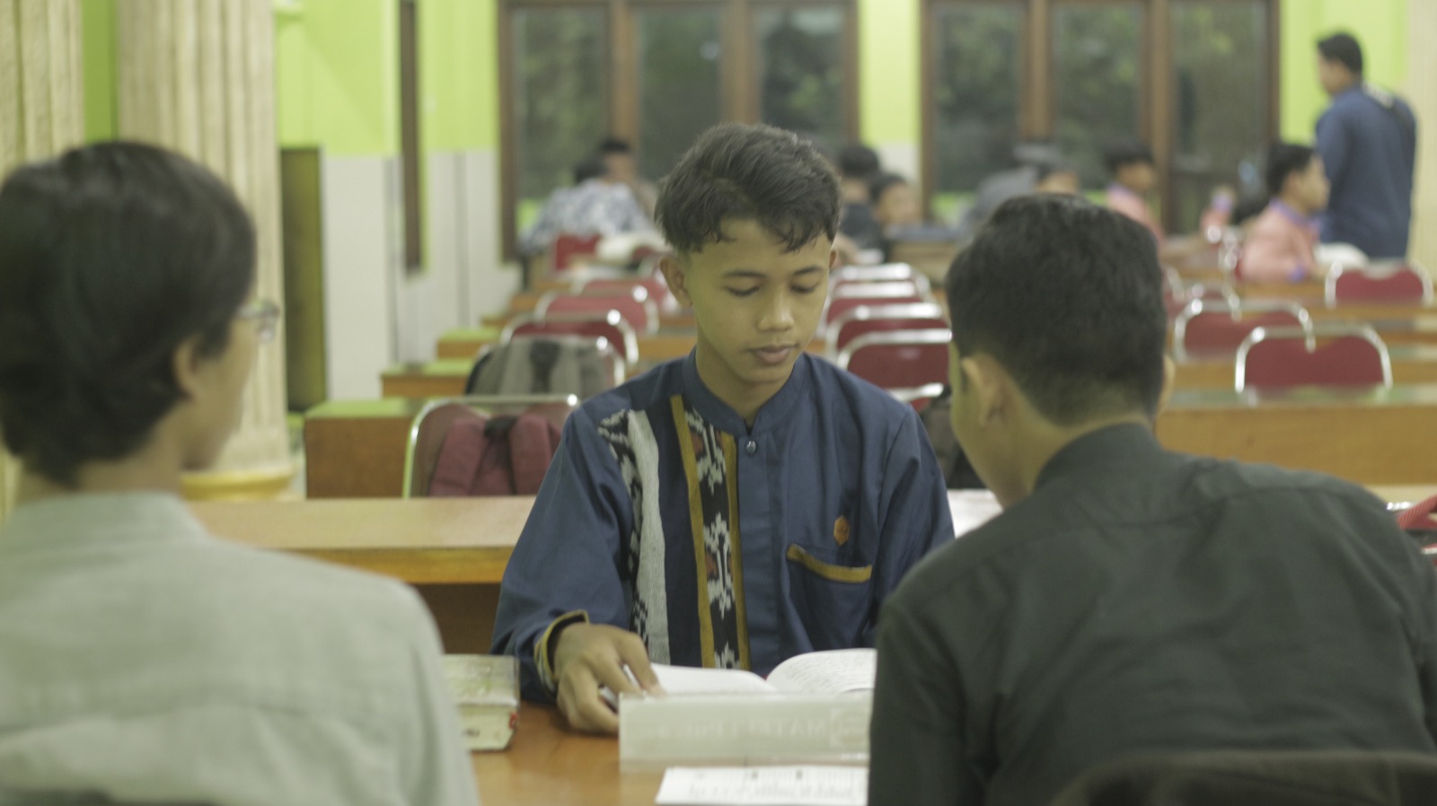 Santri usia SMP sendang diuji oleh tim munaqish (penguji) dalam kegiatan munaqosyah