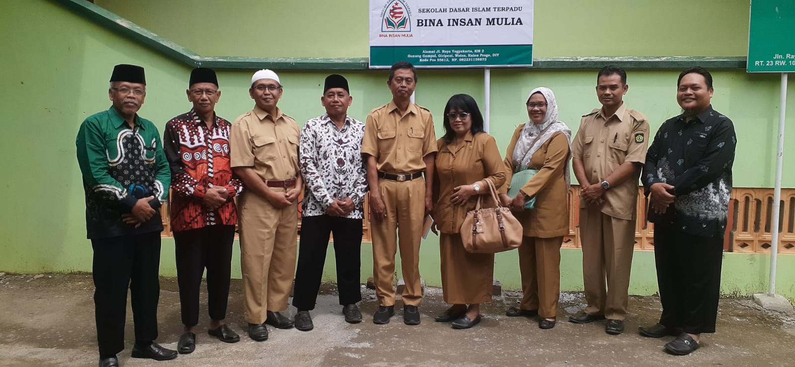 Berfoto bersama para asesor dan pengurus yayasan dalam verifikasi SDIT Bina Insan Mulia