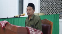 Lurah Bojong memberikan materi setelah salat tarawih Lurah Bojong memberikan materi setelah salat tarawih