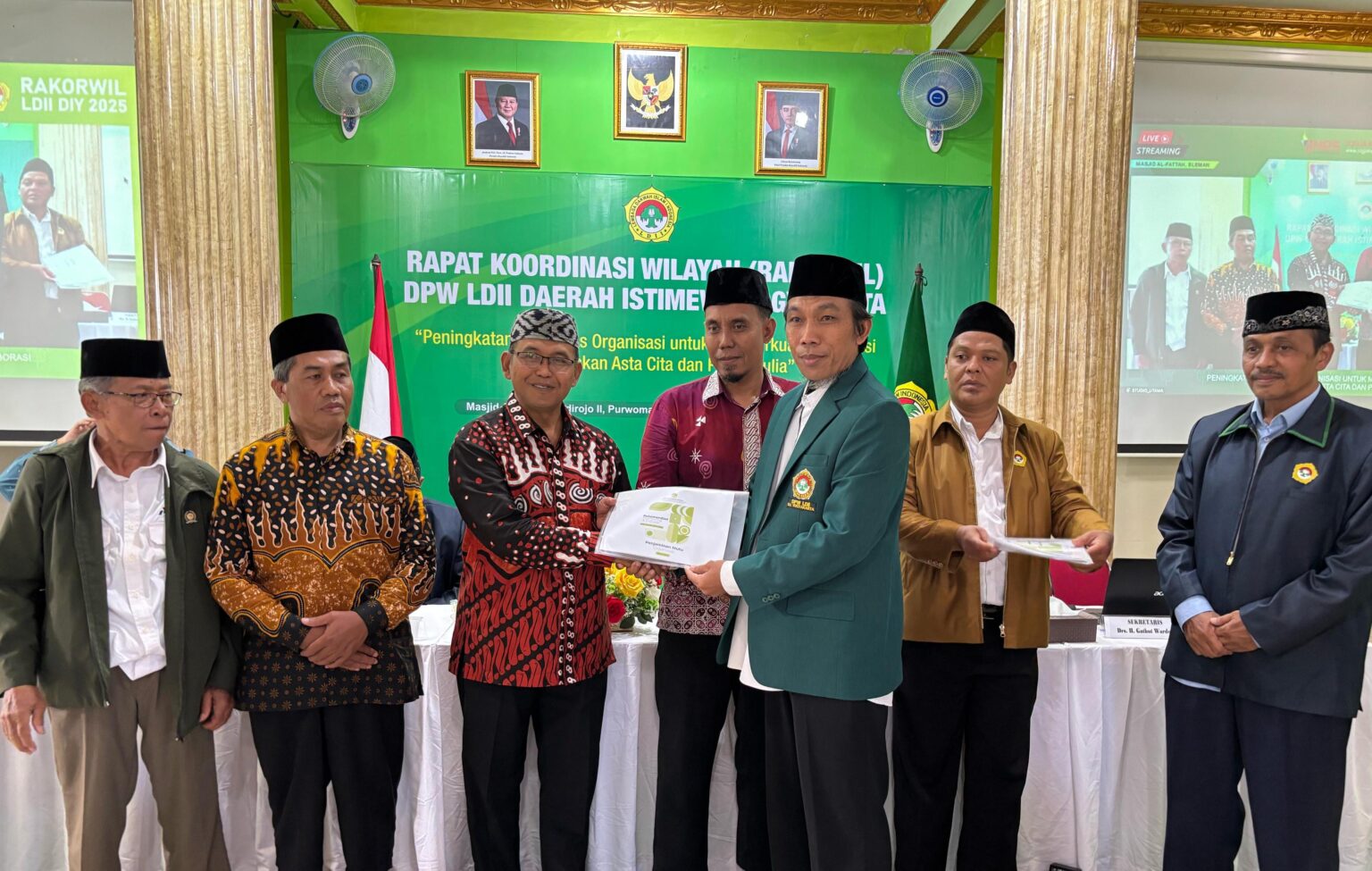 Atus Syahbudin, Ketua DPW LDII DIY, Menyerahkan Hasil Monev kepada Pandaya