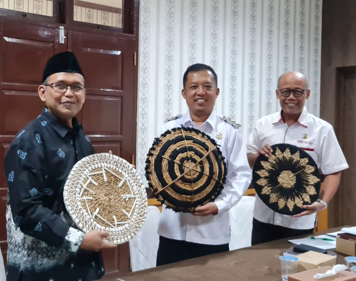 Penyerahan Kerajinan Warga LDII kepada Wakil Bupati