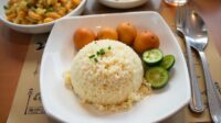 Kenapa Orang Indonesia Sangat Suka Makan Nasi?.