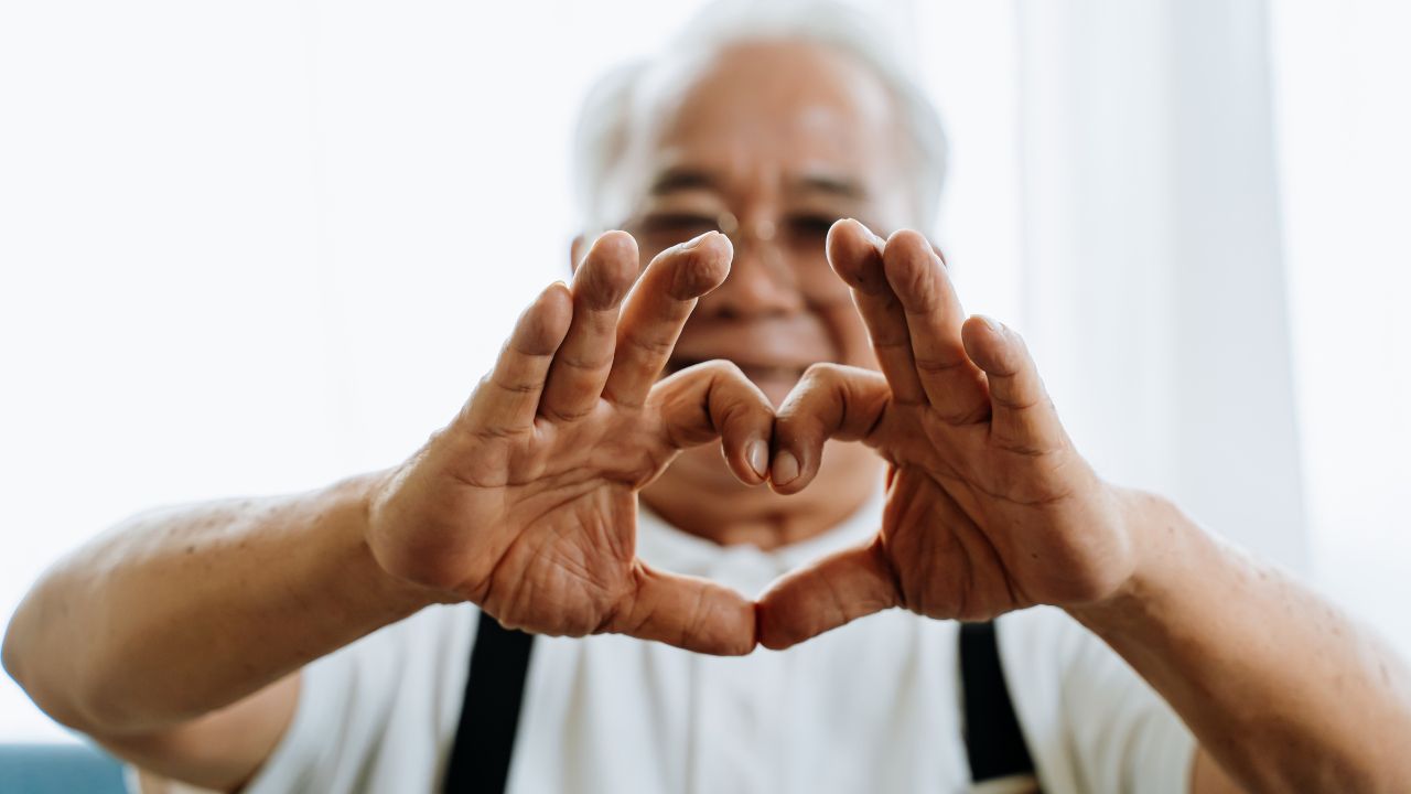 Cara Menjaga Kesehatan Lansia di Musim Pancaroba