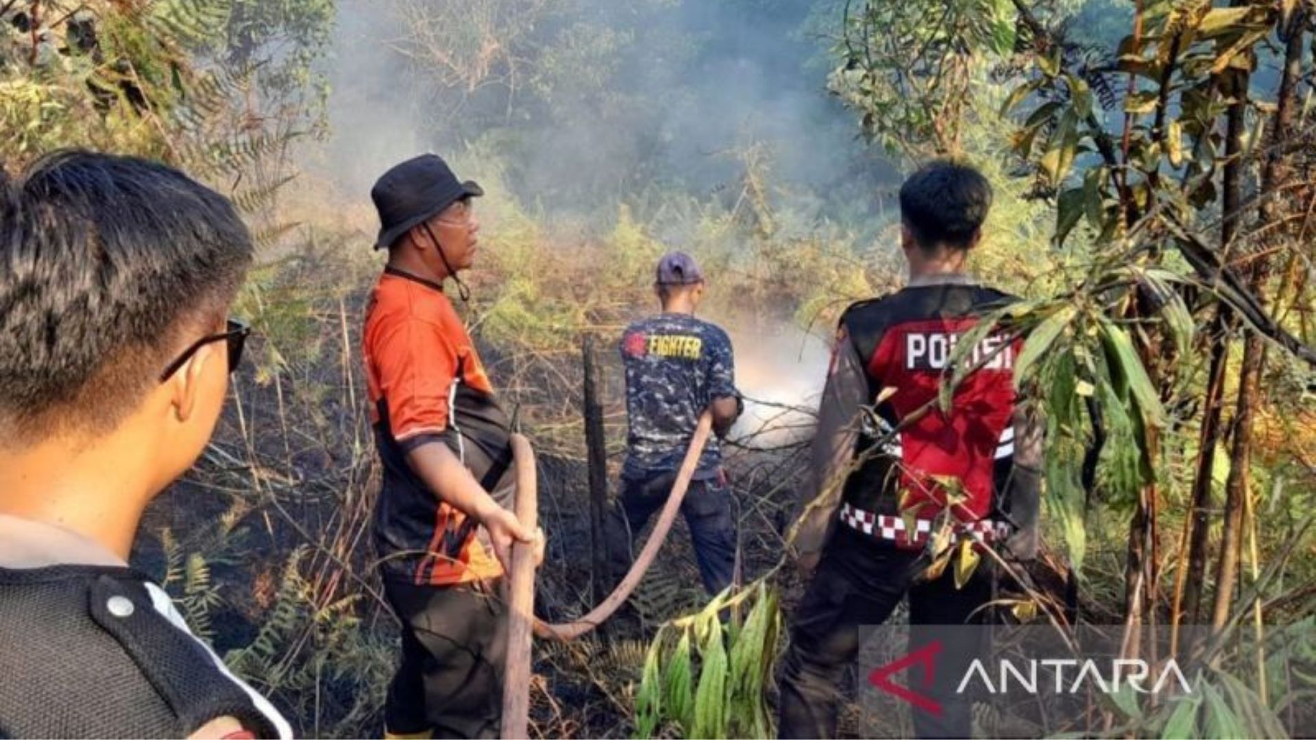 Kalimantan Timur padamkan titik api karhutla