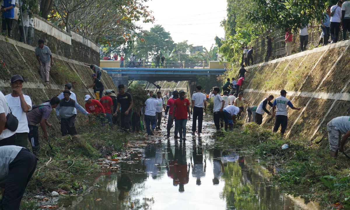Ratusan Warga Kompak Bersihkan Sungai Kota Wonosari