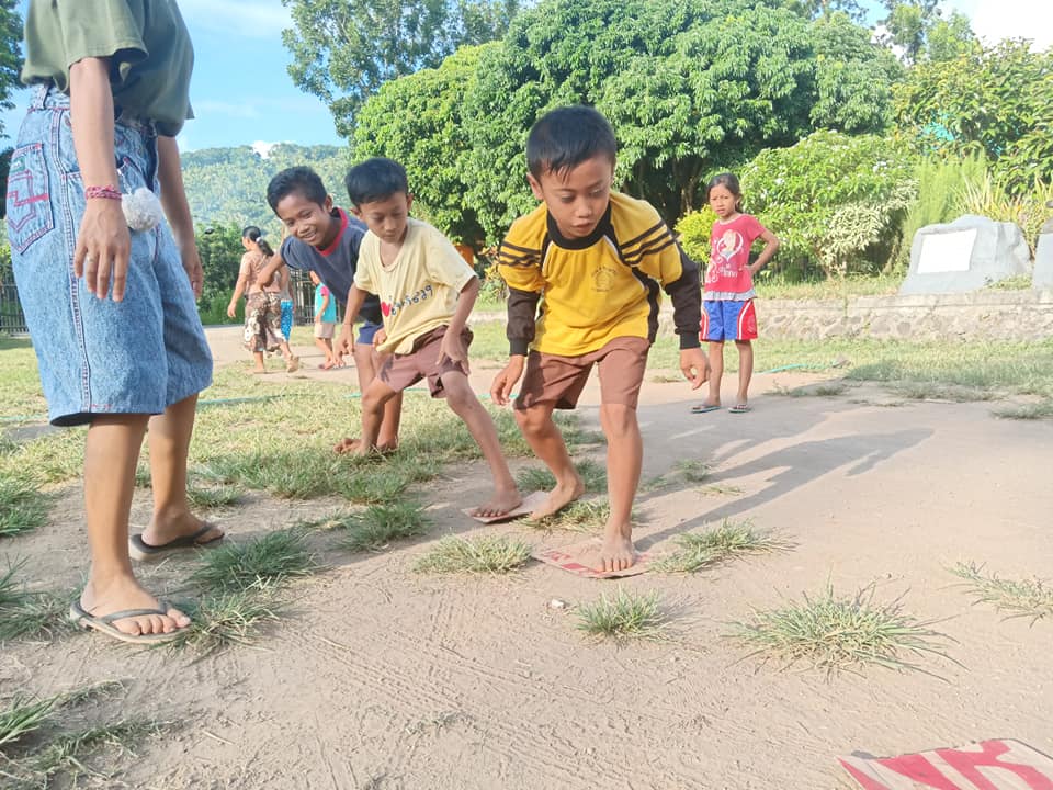 Lomba Injak Kardus dengan Media Sederhana yang Tak Menghalangi Kebahagiaan