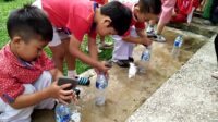 Lomba Memindahkan Air Menggunakan Spon Sangat Seru, Edukatif dan Penuh Tantangan
