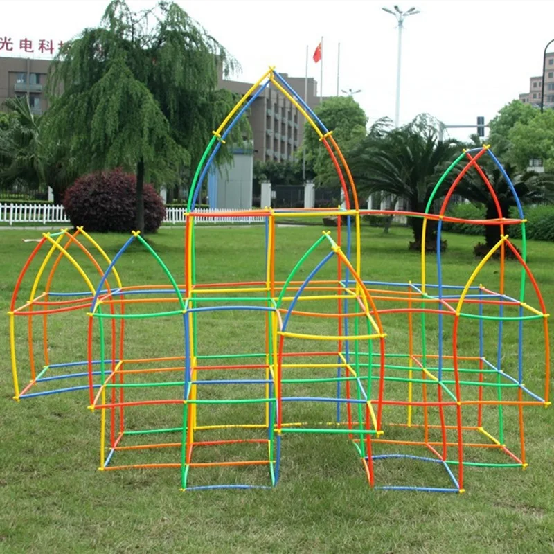 Menjadi Arsitek Dadakan dengan Kreativitas Menyusun Sedotan Minuman Jadi Menara 