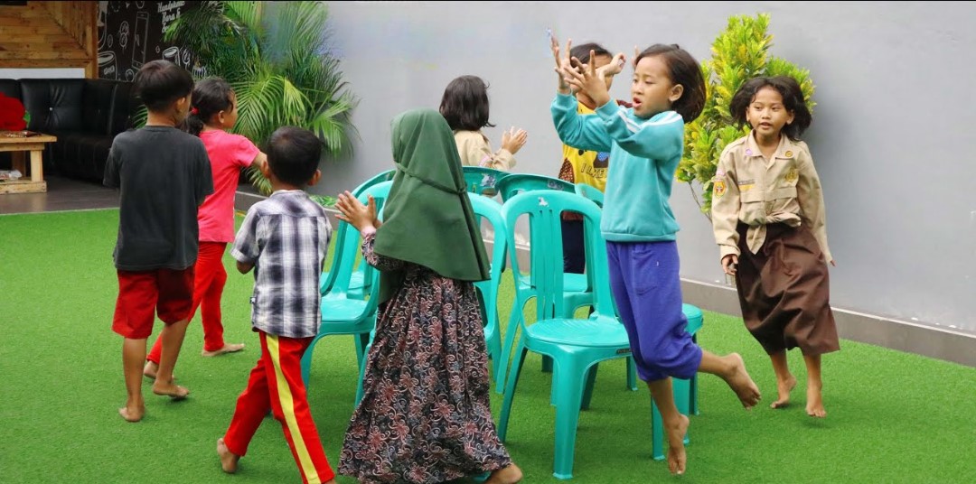 Lomba Memutari Kursi Sambil Berjoget dengan Seru, Lucu dan Menantang 